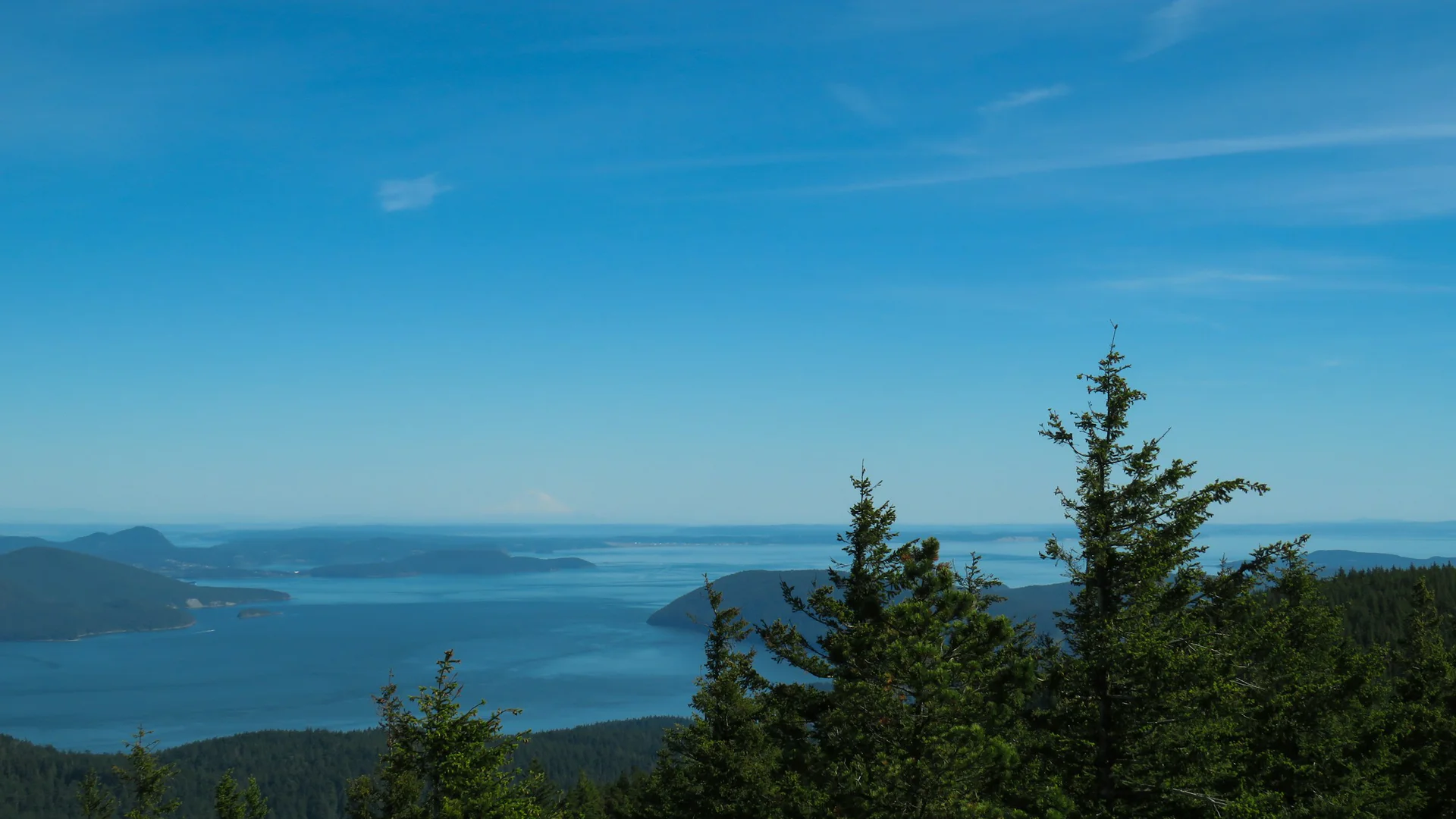 Bewaldete Inseln und Wasser vor dem Mount Constitution im Moran State Park