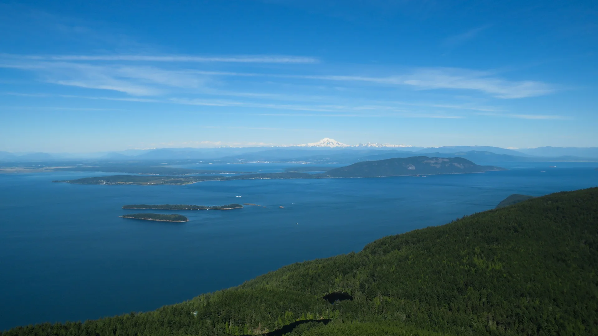 Blick vom Mount Constitution im Moran State Park über die San Juan Islands bis zum Mount Baker