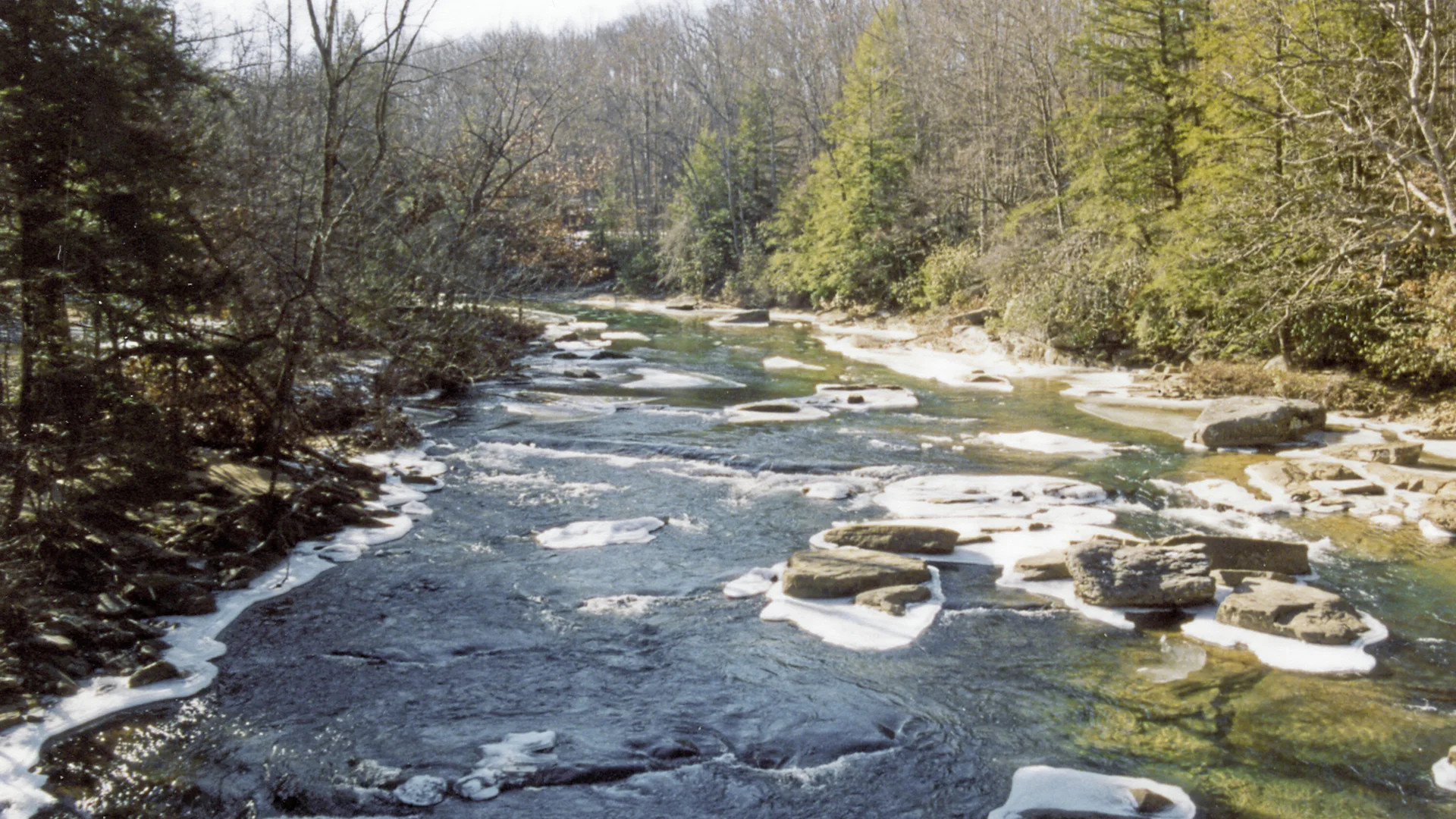 Felsplatten und Eis säumen den Middle Fork River im winterlichen Audra State Park