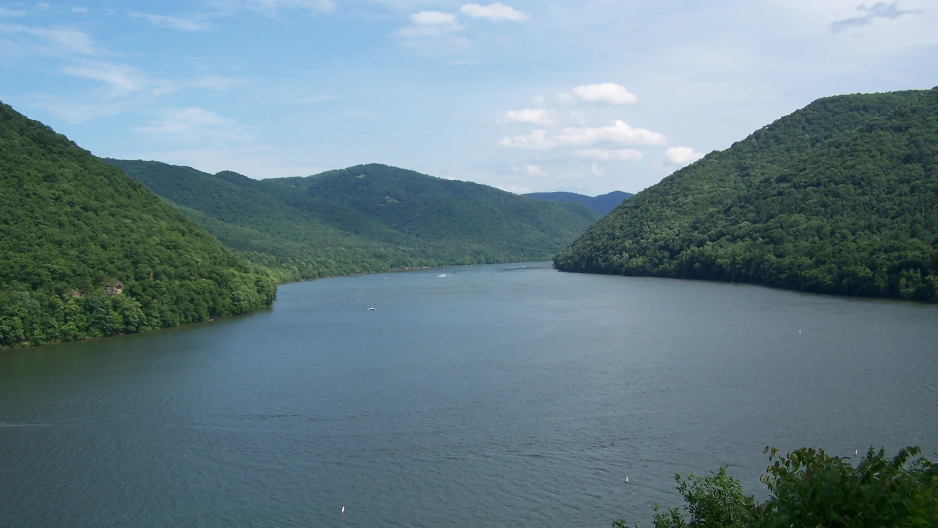 Weiter Bluestone Lake zwischen dicht bewaldeten Berghängen bei Bluestone State Park