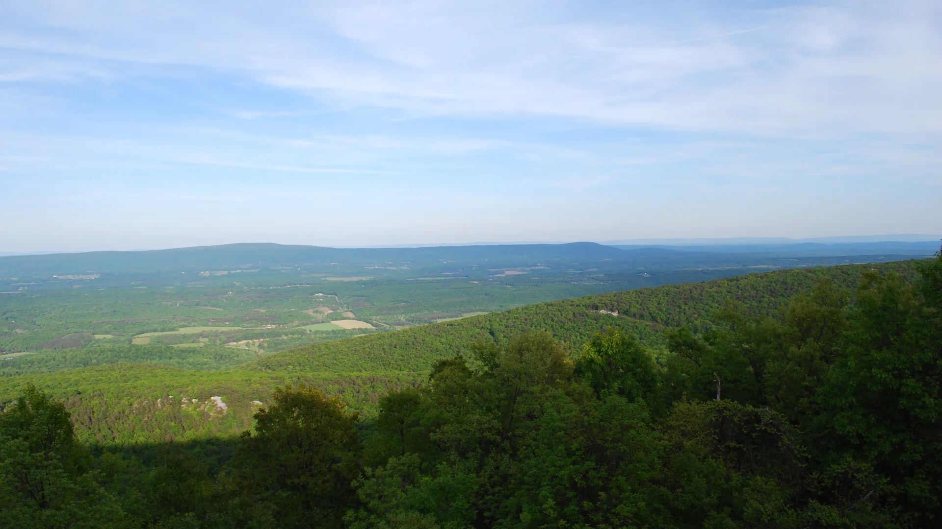 Weiter Blick vom Cacapon Mountain über bewaldete Bergrücken und das Tal bei Berkeley Springs