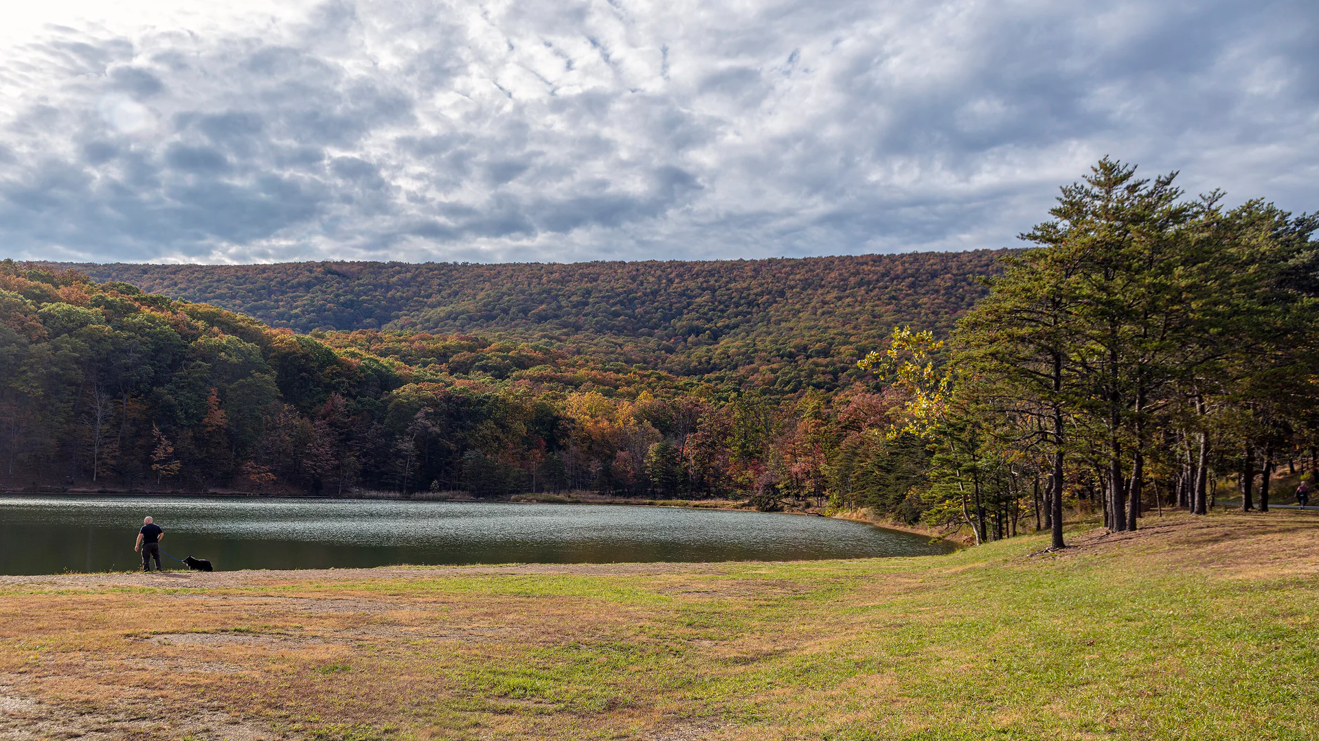 Upper Lake und herbstlich gefärbte Berghänge im Cacapon Resort State Park