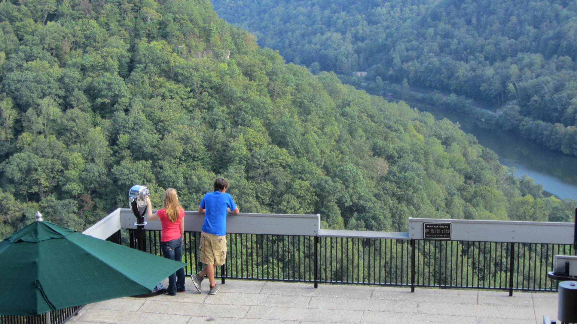 Besucher blicken vom Hawks Nest State Park über die bewaldete New-River-Schlucht