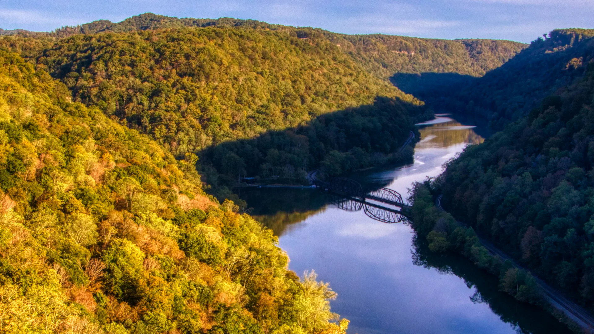 New River, Eisenbahnbrücke und bewaldete Schluchthänge am Hawks Nest State Park