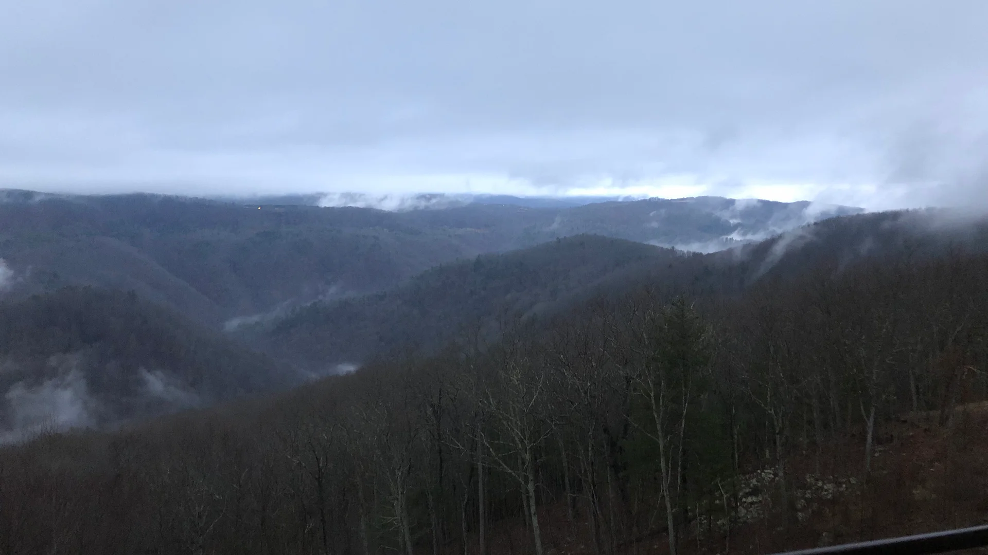 Tiefe Wolken und Nebelbänke über der Bluestone Gorge im Pipestem Resort State Park