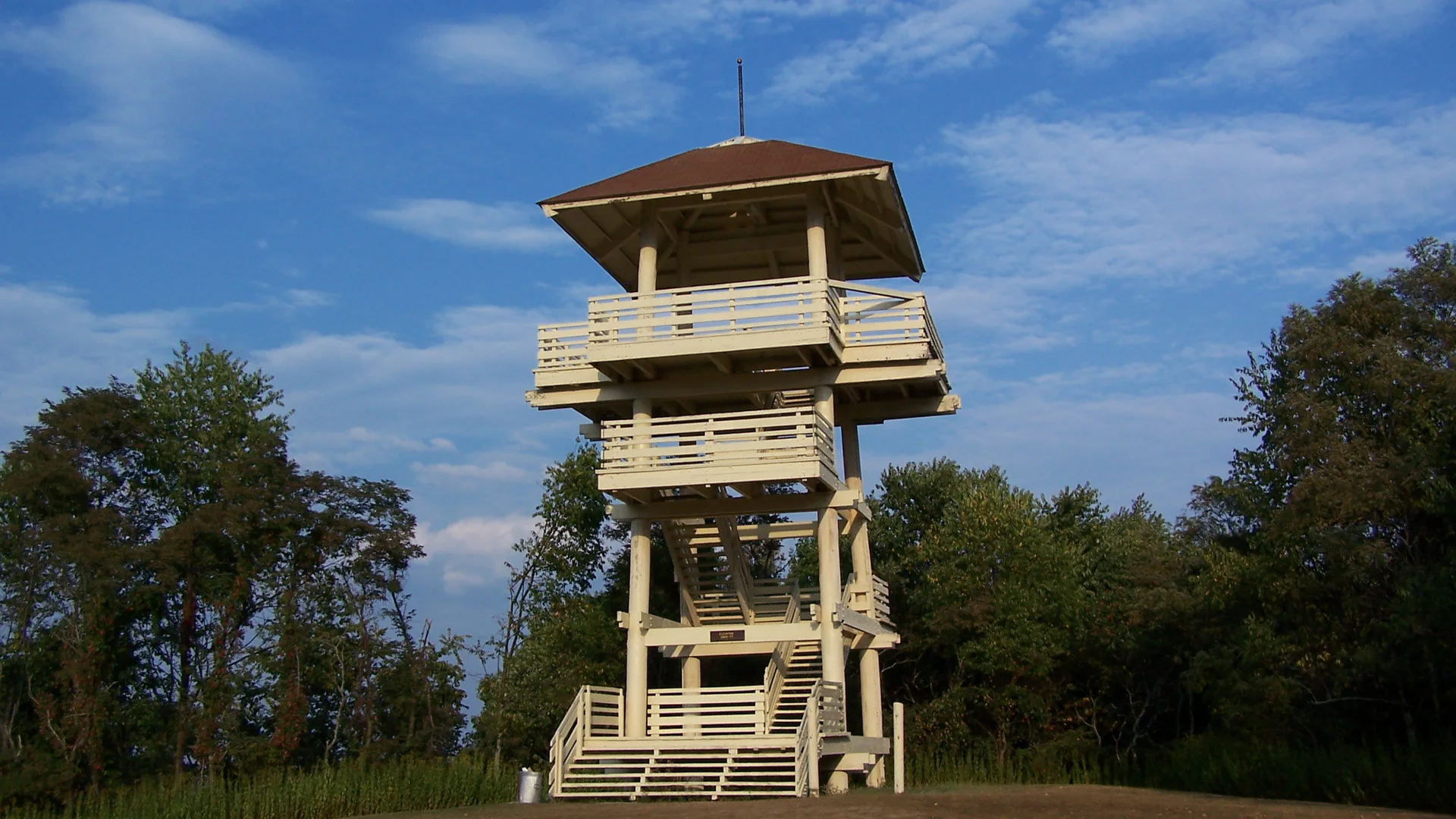Hölzerner Aussichtsturm unter blauem Himmel im Pipestem Resort State Park