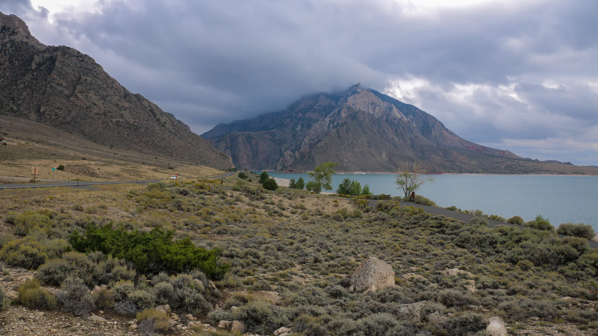Buffalo Bill Reservoir unter dramatischen Wolken vor dem Cedar Mountain westlich von Cody