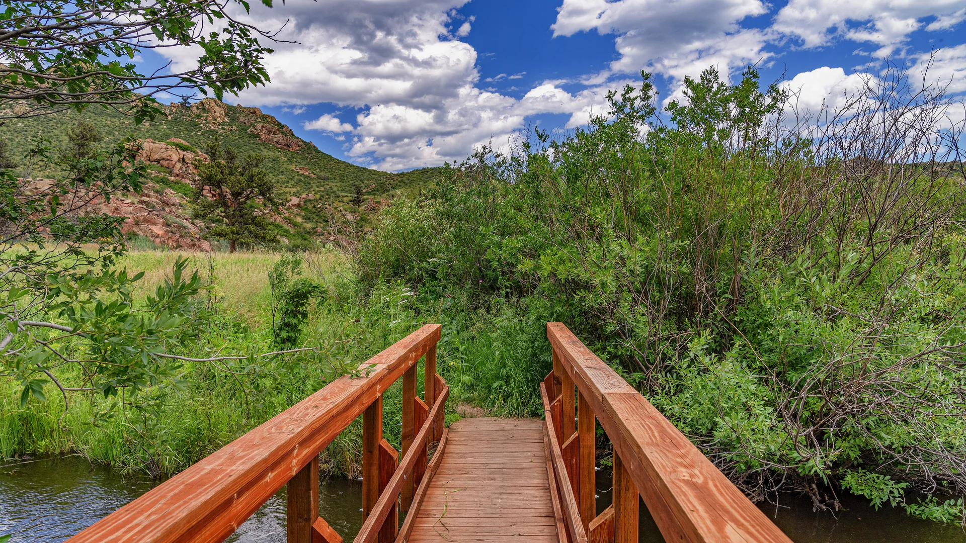 Hölzerne Mountainbike-Trailbrücke über Middle Crow Creek im Curt Gowdy State Park