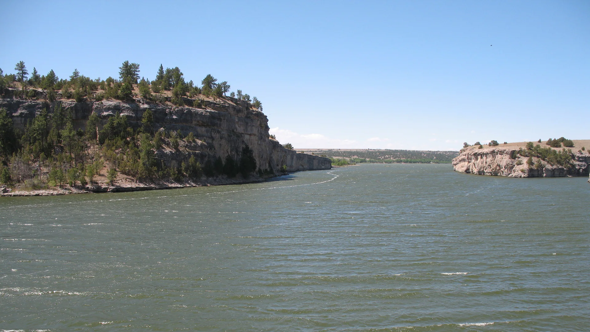 Guernsey Reservoir zwischen hellen Felsklippen und Kiefern in Wyoming