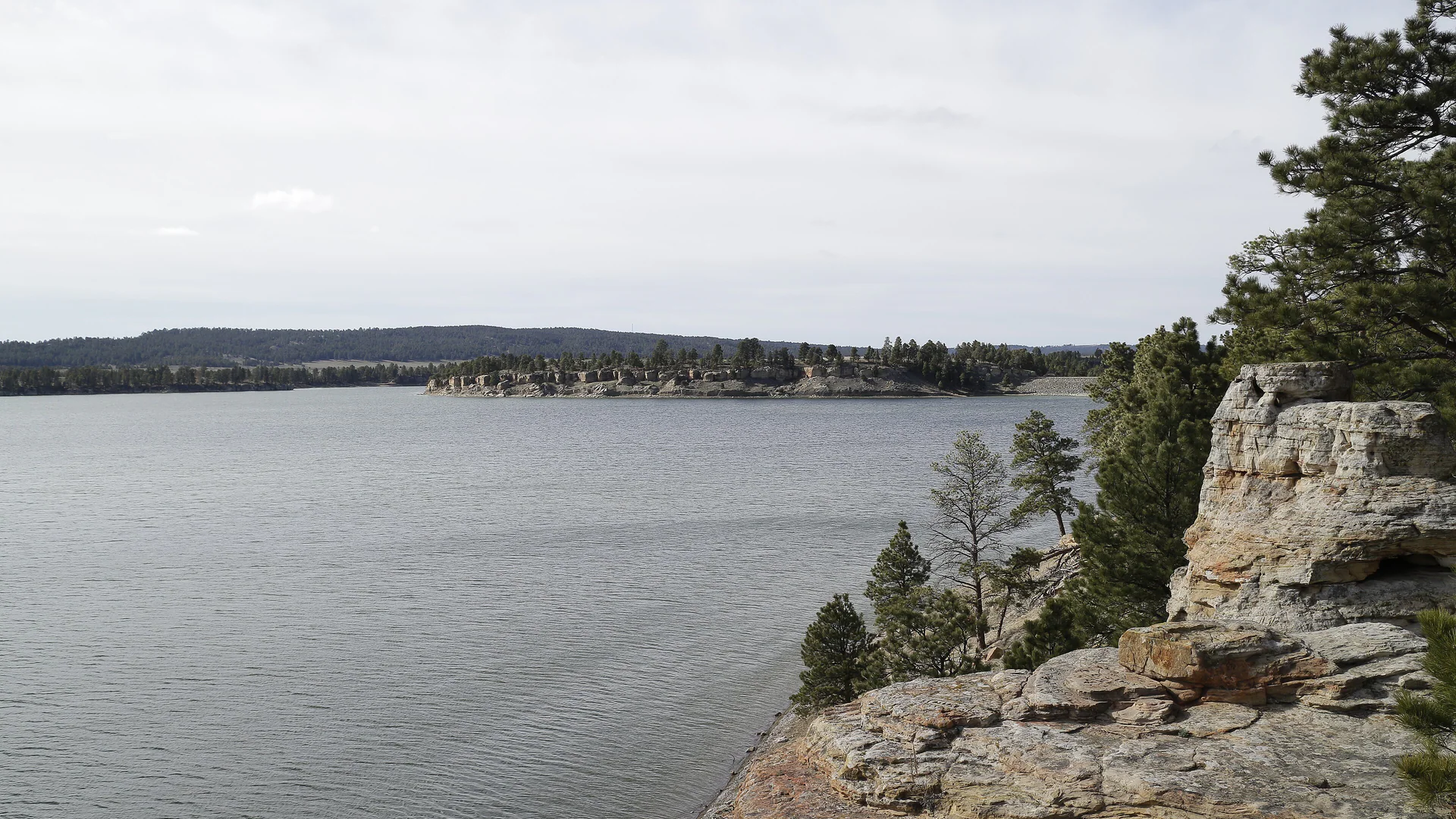 Keyhole Reservoir und helle Felsklippen im Cottonwood-Bereich des Keyhole State Park