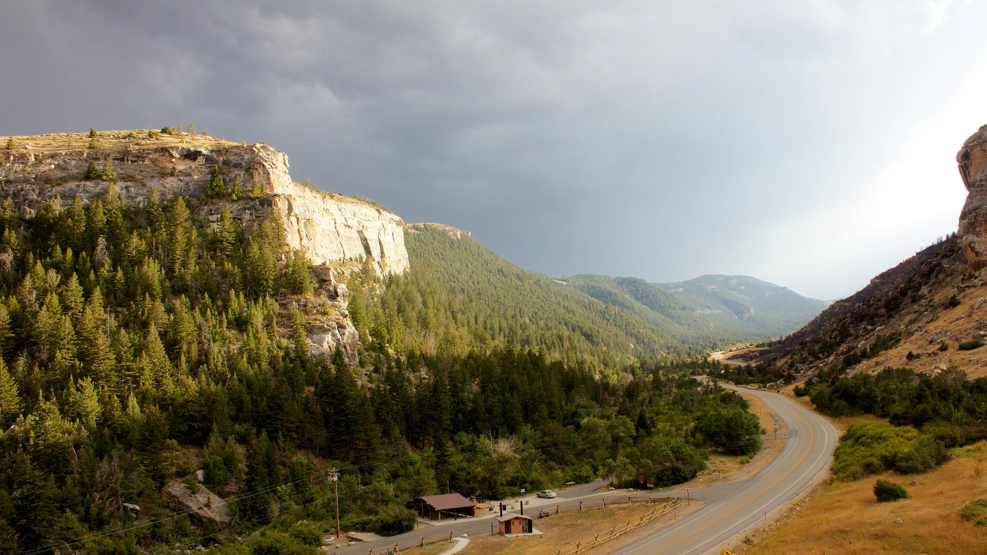 Straße führt zwischen Kalksteinwänden und Nadelwald durch den Sinks Canyon State Park