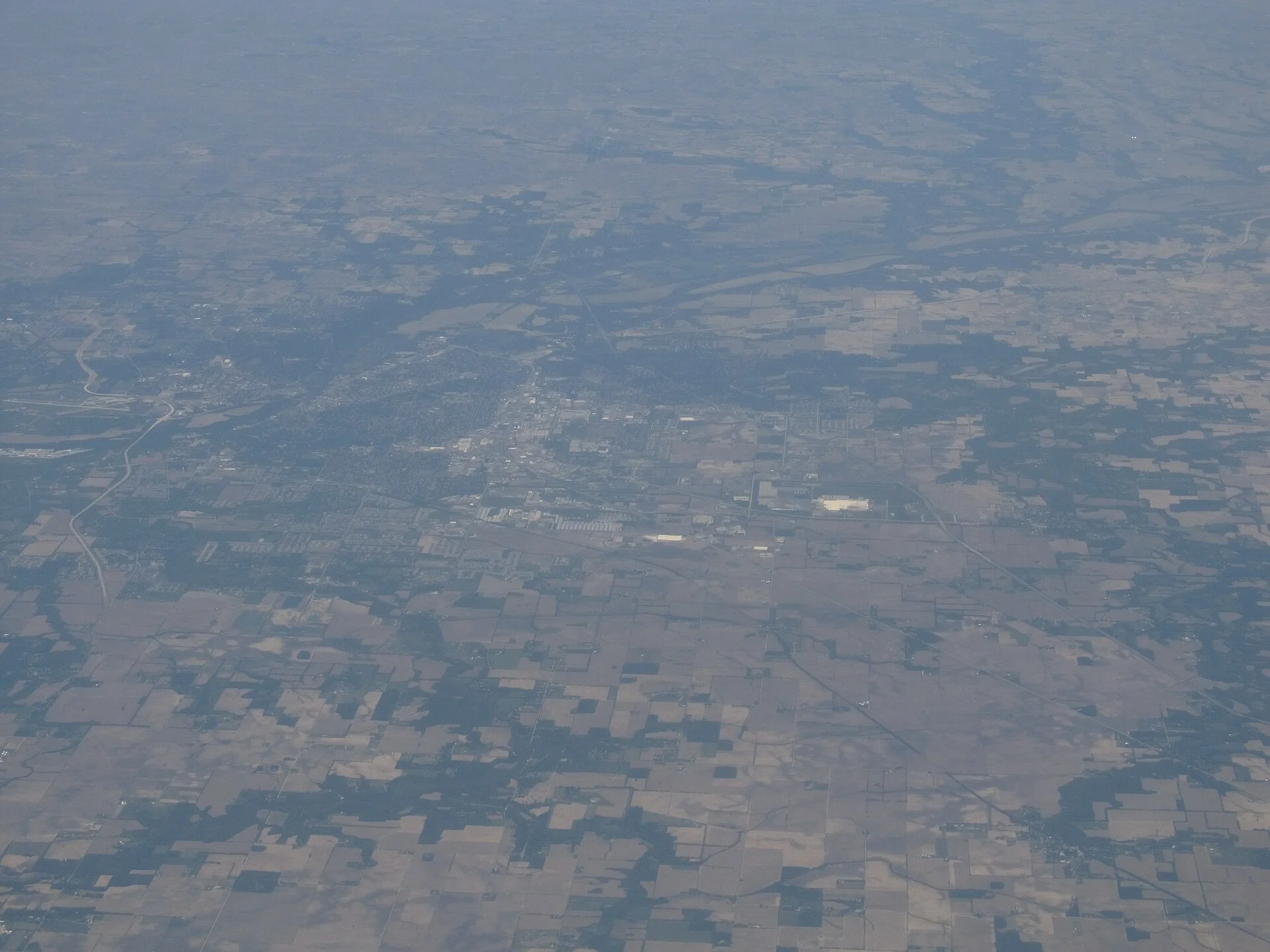 Lafayette is a city in and the county seat of Tippecanoe County, Indiana, United States, 63 miles (101 km) northwest of Indianapolis. West Lafayette, on the other side of the Wabash River, is home to Purdue University, which has a large impact on both communities. Together, Lafayette and West Lafayette form the core of the Lafayette, IN Metropolitan Statistical Area.
According to the 2010 census, its population was 67,140, an increase of 19% from 56,397 in 2000.
Much of the economy of the city of Lafayette and the surrounding area is centered around the academic and industrial activities of Purdue University. The university and its associated businesses employ the largest portion of the Lafayette workforce. However, private industry and commerce independent of the university also exist in the community.
en.wikipedia.org/wiki/Lafayette%2C_Indiana

<p>en.wikipedia.org/wiki/Wikipedia:Text_of_Creative_Commons_..." loading="lazy" decoding="async"><figcaption>Foto: <a href=