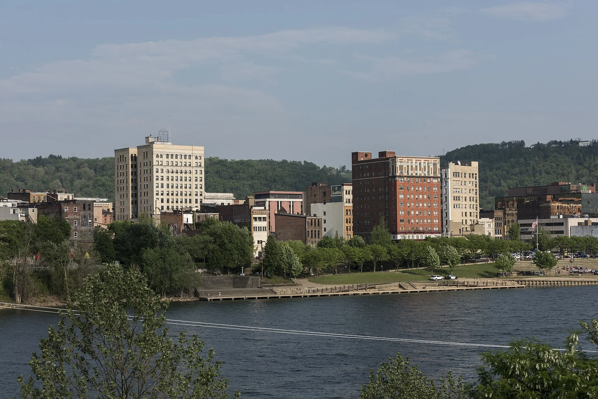 Title: View of downtown Wheeling, West Virginia, from Wheeling Island, part of the city that lies on an island in the middle of the Ohio River
Physical description: 1 photograph : digital, tiff file, color.

<p>Notes: Purchase; Carol M. Highsmith Photography, Inc.; 2015; (DLC/PP-2015:055).; Credit line: West Virginia Collection within the Carol M. Highsmith Archive, Library of Congress, Prints and Photographs Division.; Forms part of: West Virginia Collection within the Carol M. Highsmith Archive.; Title, date and keywords based on information provided by the photographer." loading="lazy" decoding="async"><figcaption>Foto: <a href=