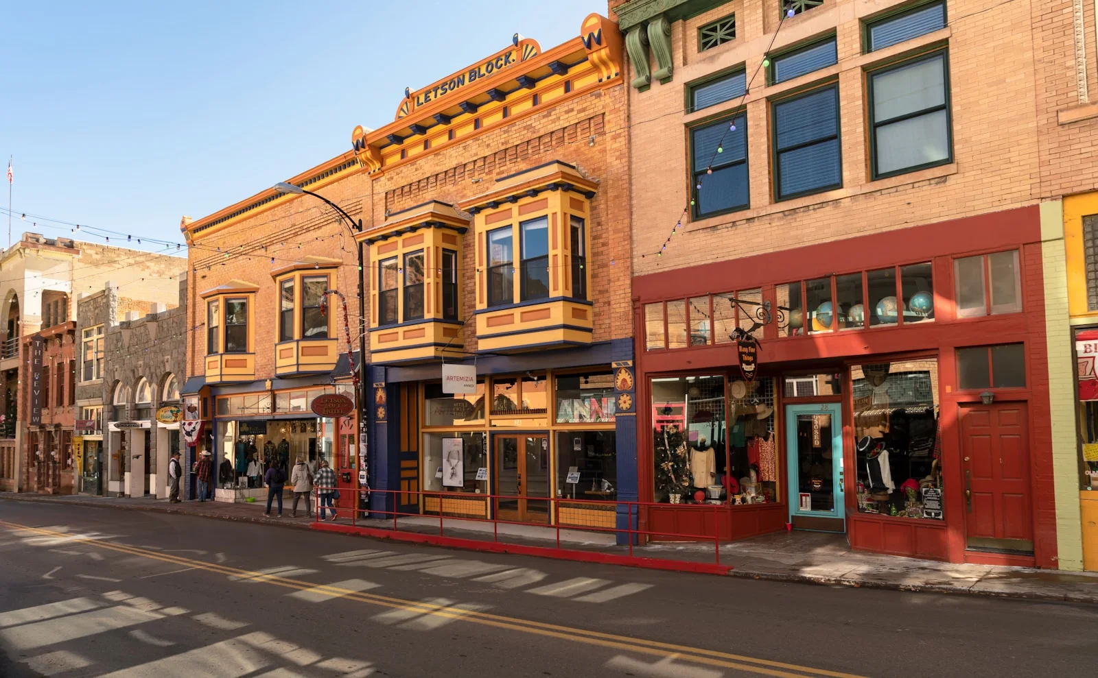 Historische, farbige Häuser an der Hauptstraße von Bisbee