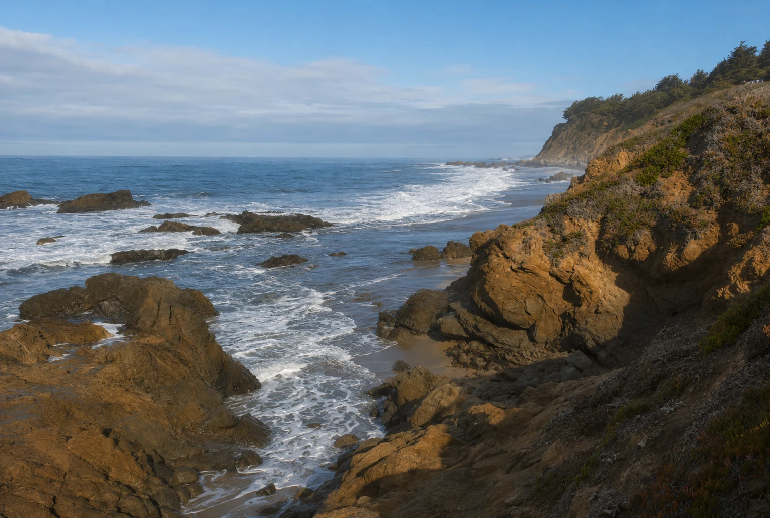 Felsige Küste und Brandung am Moonstone Beach bei Cambria