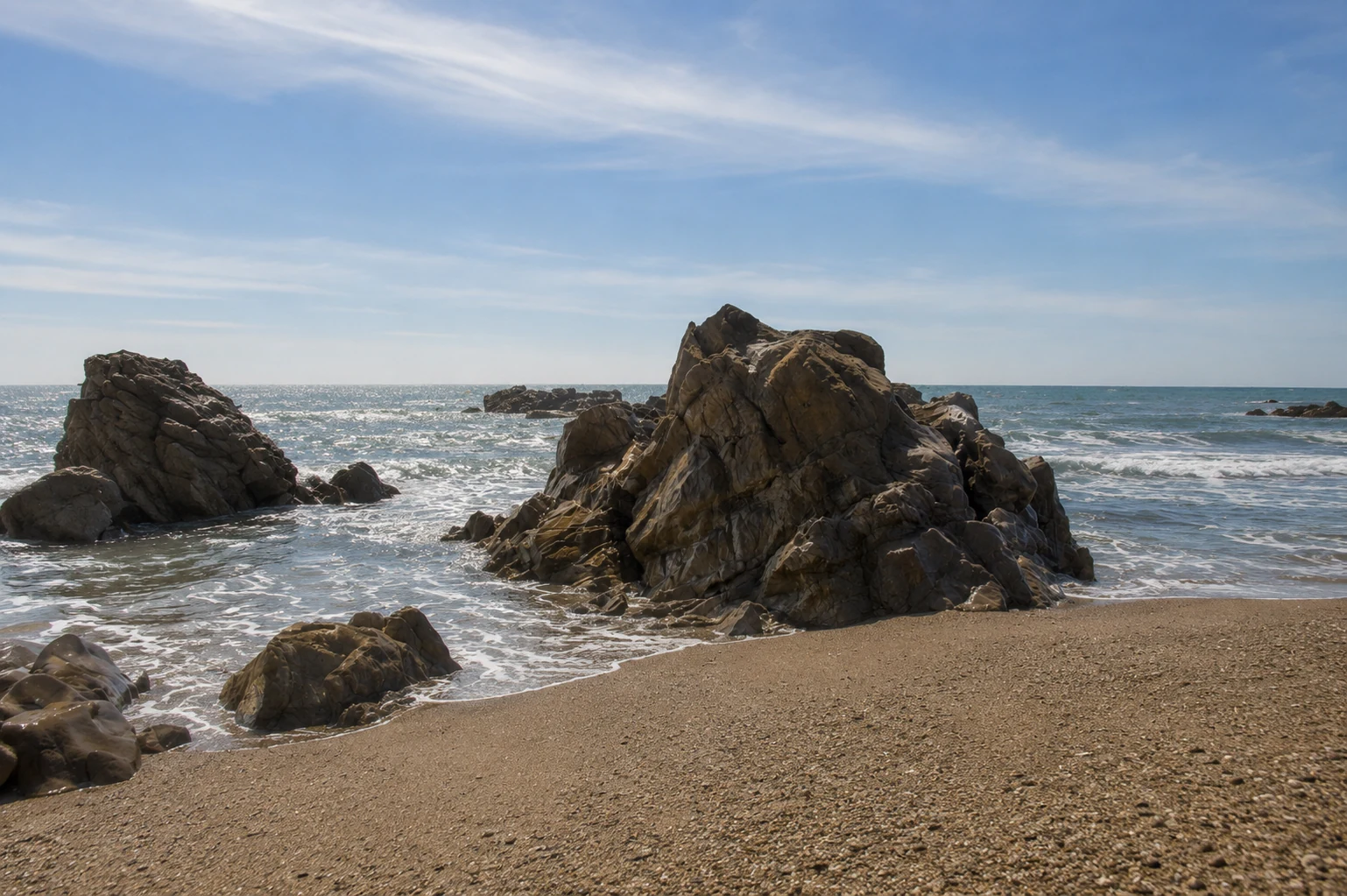 Felsen und Brandung am Moonstone Beach in Cambria