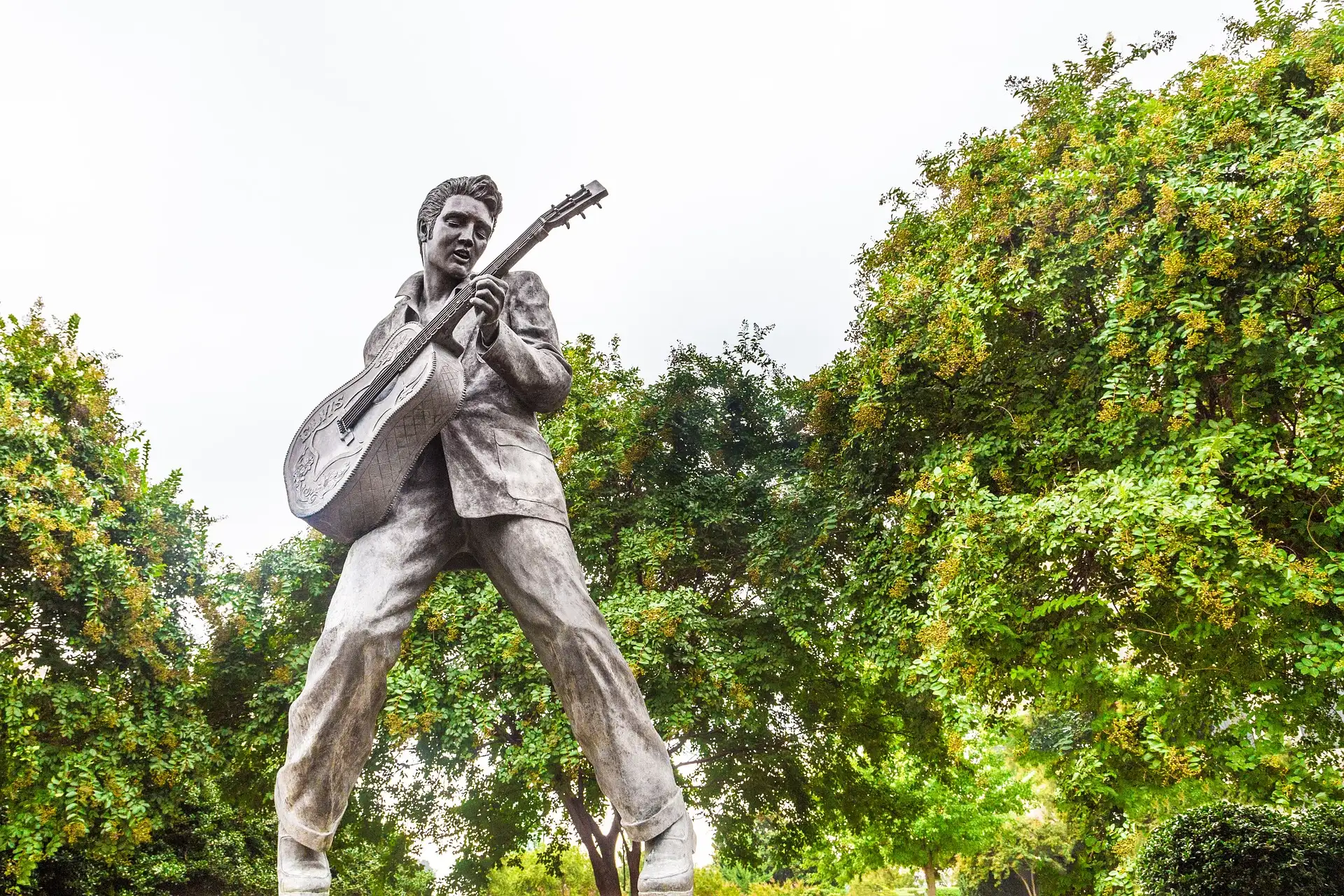 statue elvis big