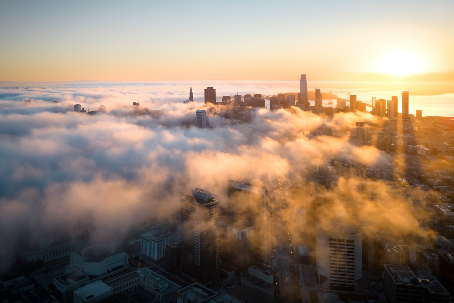 Typische Straßenszene mit Häusern und Hügeln in San Francisco