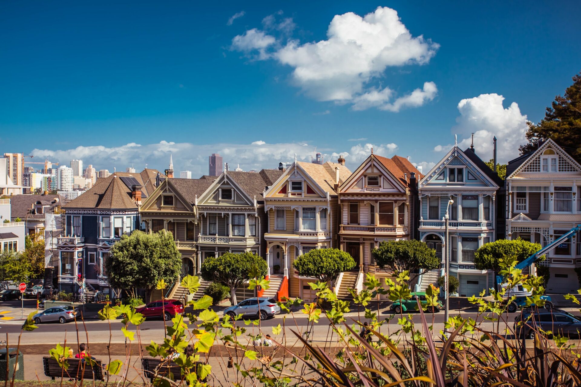 Stadtblick auf San Francisco mit dichter Bebauung und Hügeln