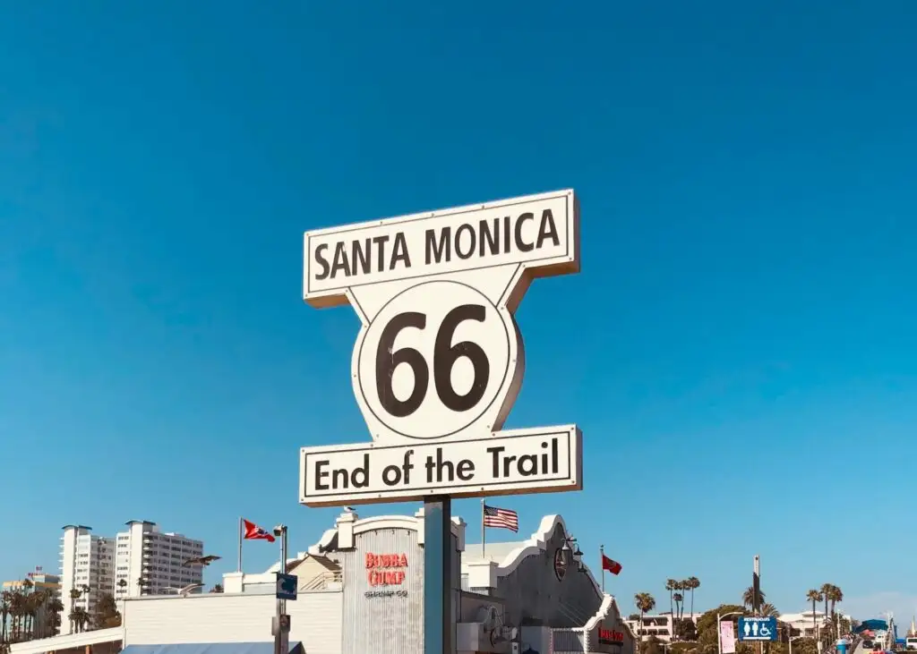 End of the Trail Schild der Route 66 am Santa Monica Pier