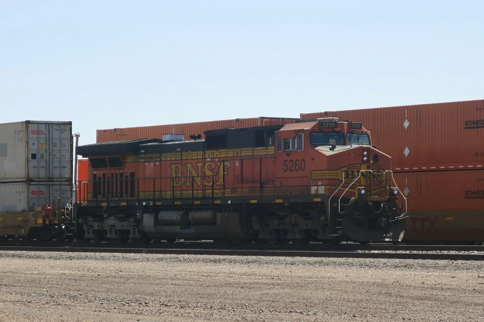 Güterzug im Eisenbahnknoten Winslow, Arizona