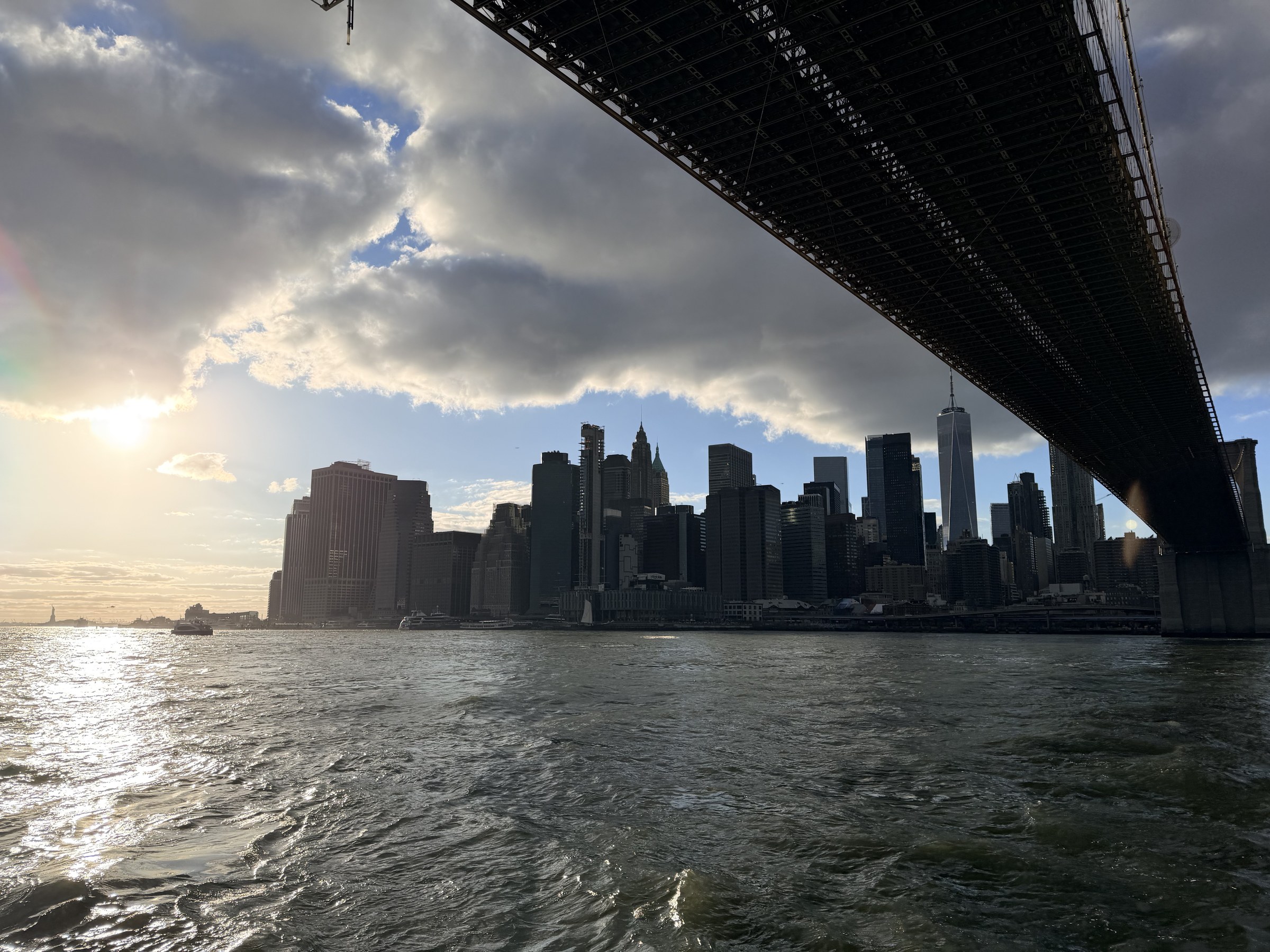 Manhattan Skyline bei Sonnenuntergang in DUMBO