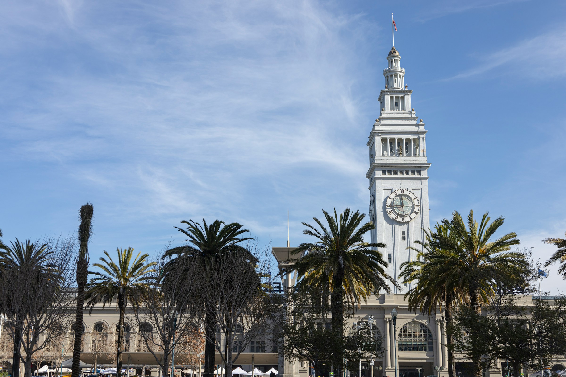 Uhrturm des Ferry Building am Embarcadero in San Francisco