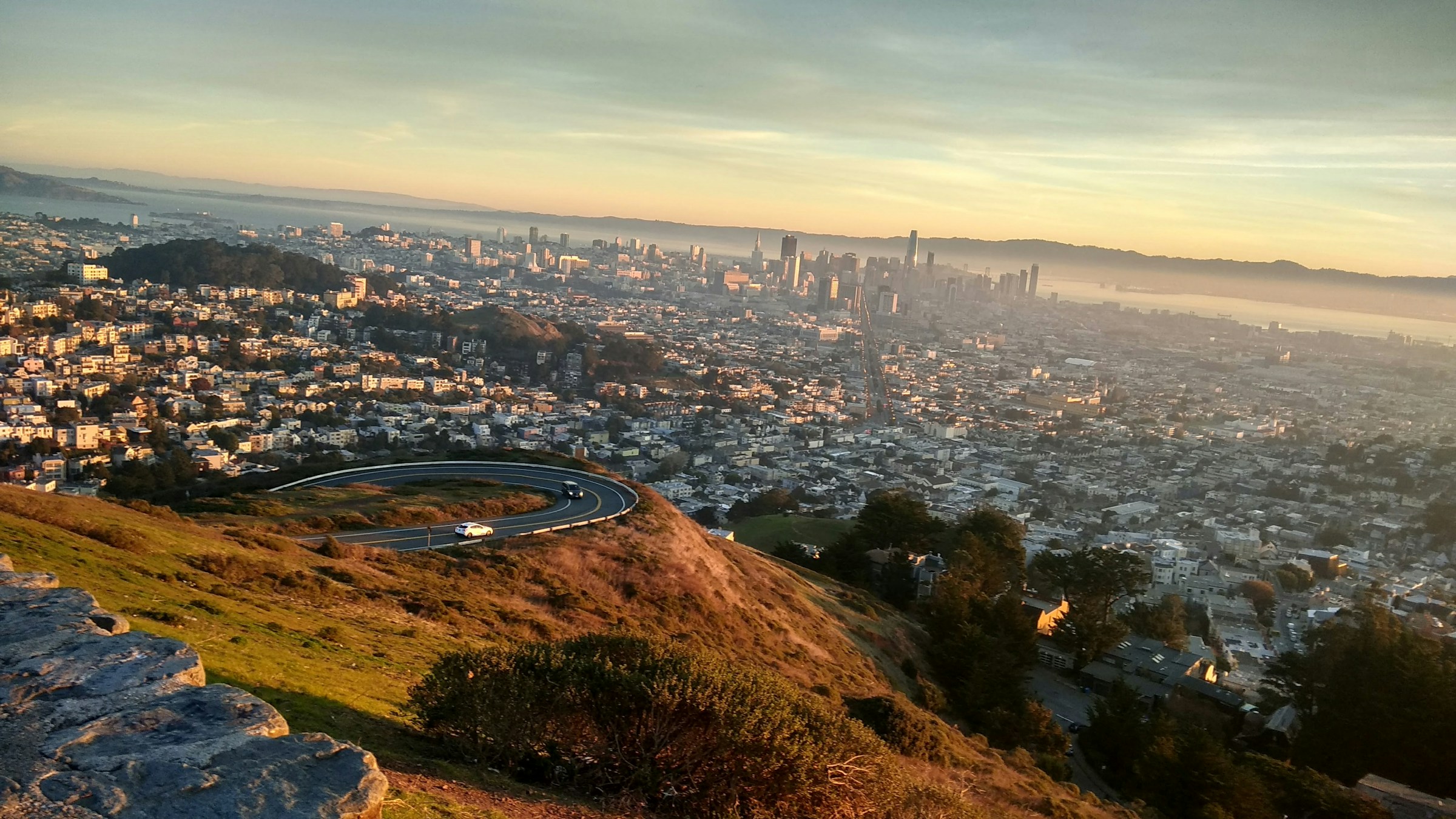 Blick von Twin Peaks über San Francisco bei tief stehender Sonne