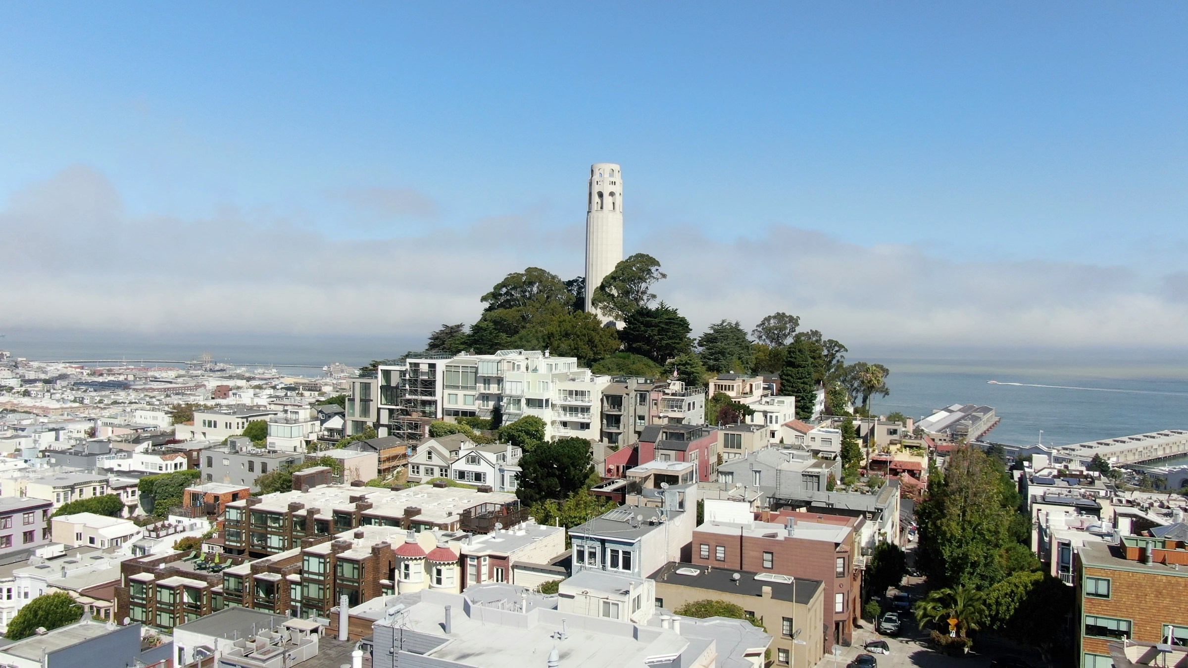 Coit Tower auf dem Telegraph Hill über San Francisco