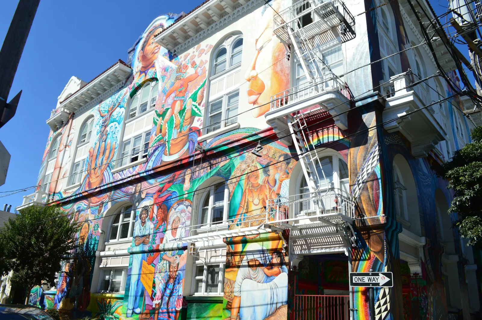 Bunte Wandmalereien am Women's Building im Mission District