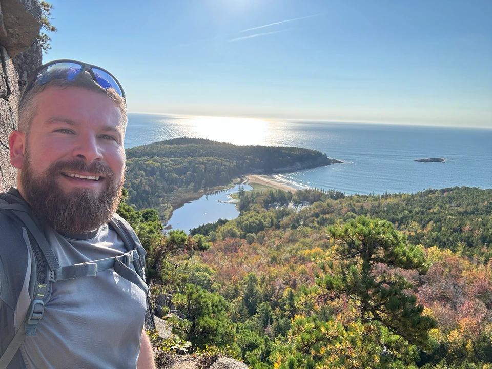Tobias am Beehive Trail mit Sand Beach und Atlantikküste im Hintergrund
