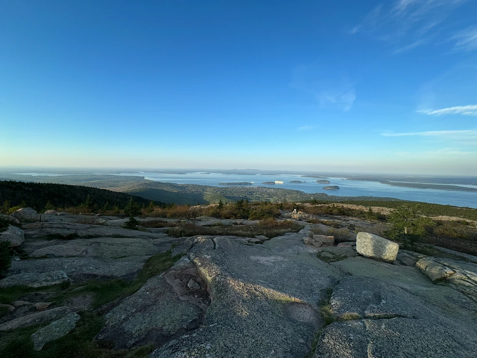 Blick über die Granitfläche des Cadillac Mountain auf Inseln und Atlantik