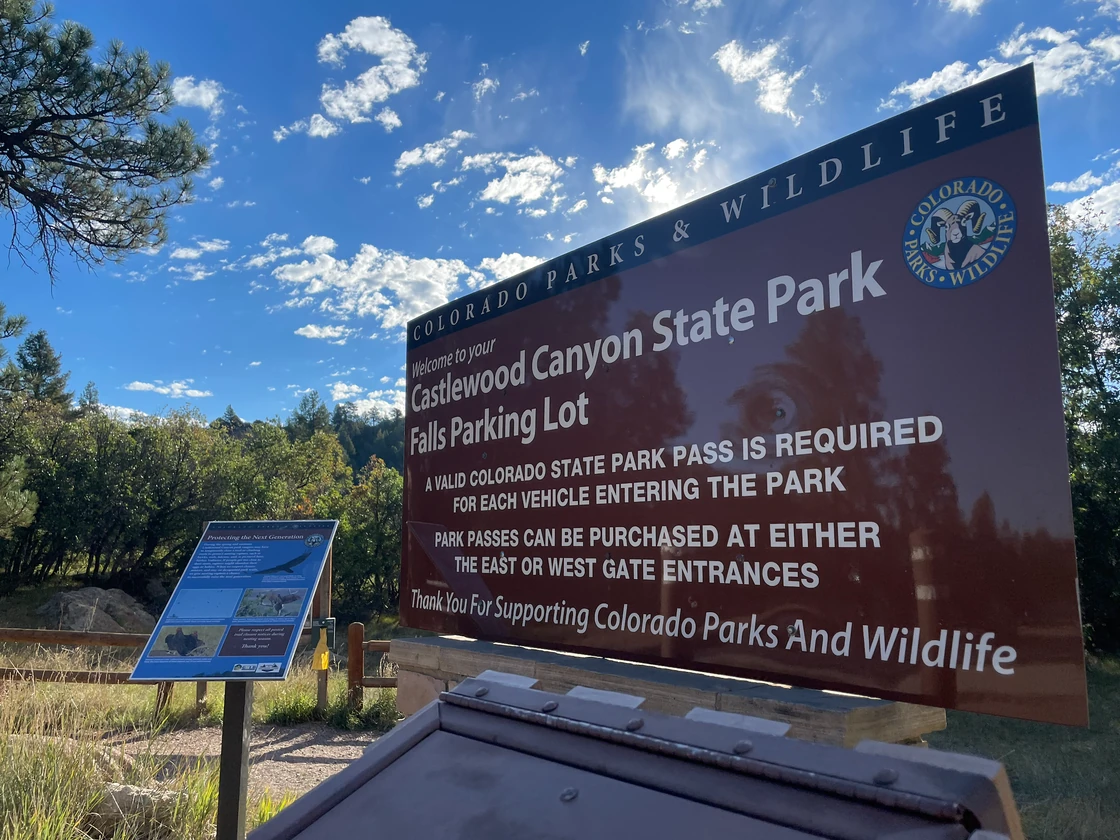 Schild des Castlewood Canyon State Park am Falls Parking Lot