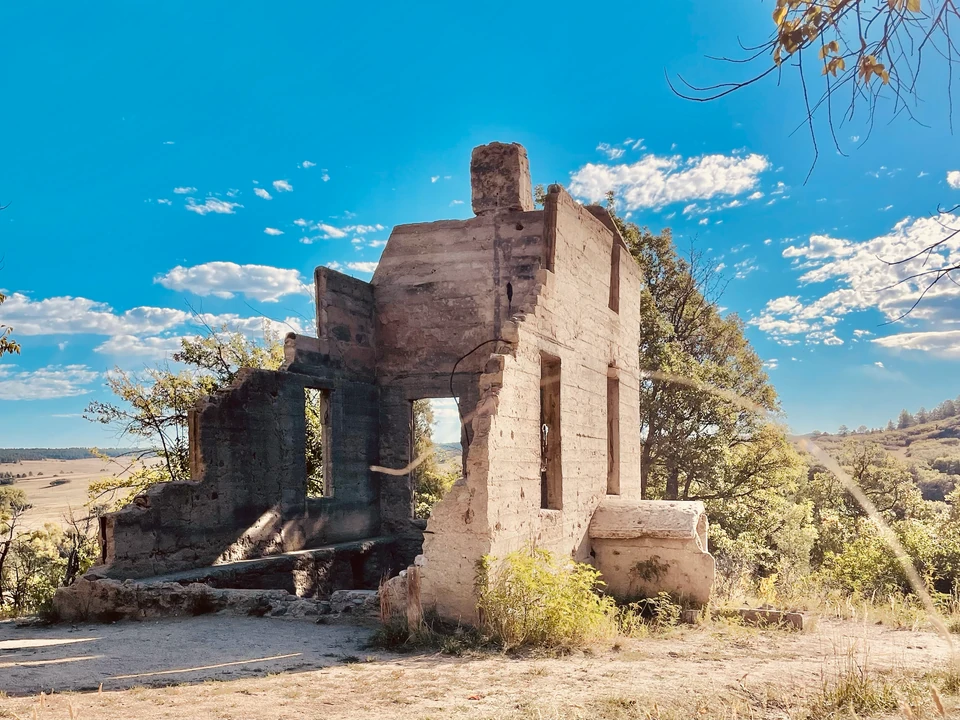 Steinerne Hausruine des Lucas Homestead unter blauem Himmel