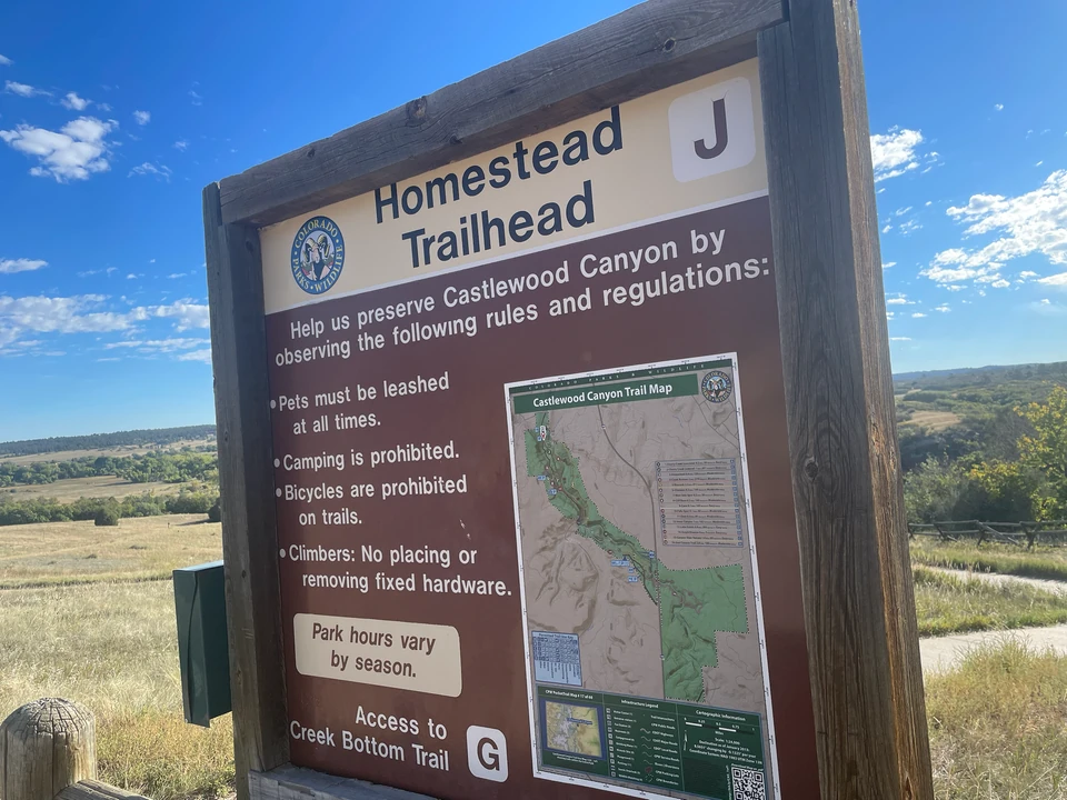 Beschilderung am Homestead Trailhead im Castlewood Canyon State Park