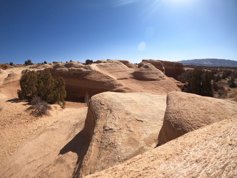 Rund geschliffener Sandstein und Blick in die offene Landschaft des Devils Garden