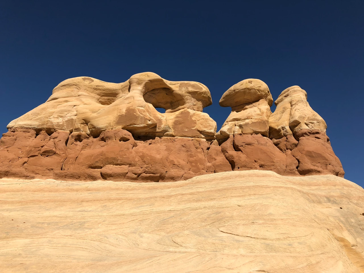 Abgerundete Sandsteinformen unter blauem Himmel im Devils Garden bei Escalante