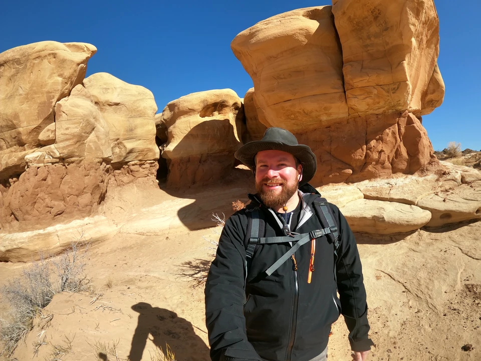 Tobias zwischen den Sandsteinformationen im Devils Garden bei Escalante