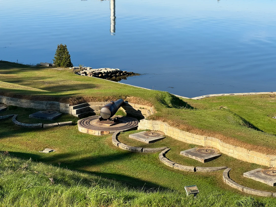 Blick von oben auf die Geschützstellungen von Fort Knox am Penobscot River