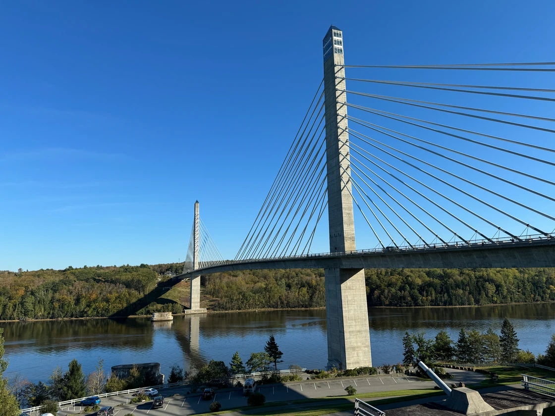 Schrägseilbrücke über den Penobscot River unter blauem Himmel