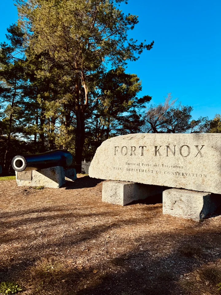 Steinernes Fort-Knox-Schild und Kanone am Eingang des historischen Geländes