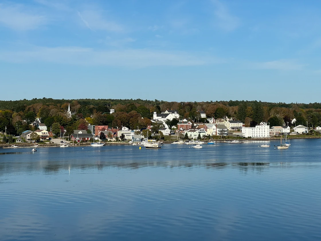 Blick über den Penobscot River auf die Häuser am gegenüberliegenden Ufer