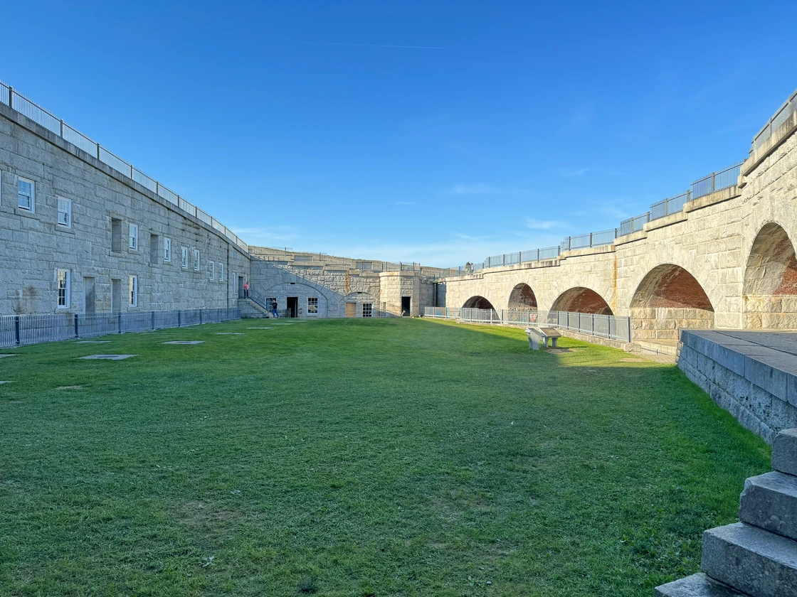 Grüner Innenhof von Fort Knox mit Granitmauern und gemauerten Bögen