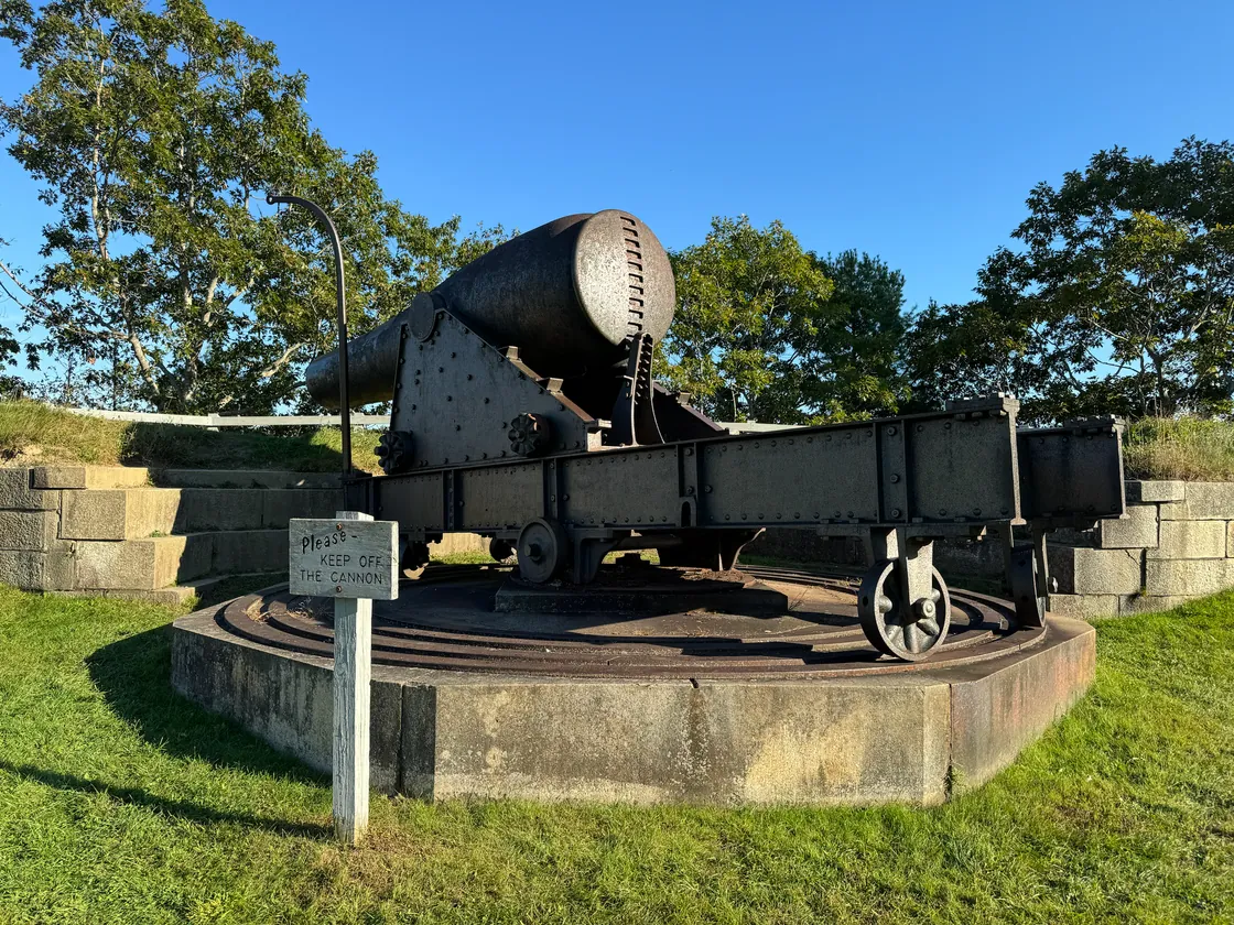 Historisches Geschütz mit dunklem Rohr auf dem Außengelände von Fort Knox