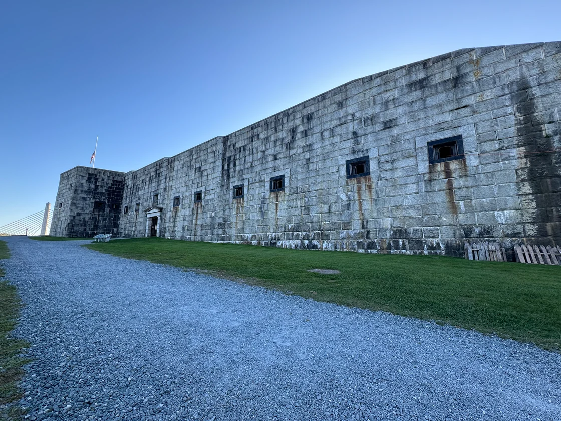 Lange Granitmauer mit Eingang und Rasenstreifen vor Fort Knox