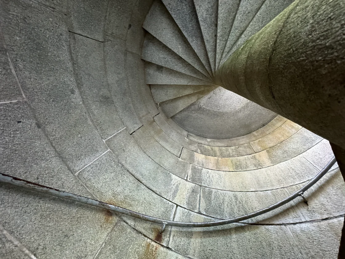 Blick in eine enge steinerne Wendeltreppe in Fort Knox