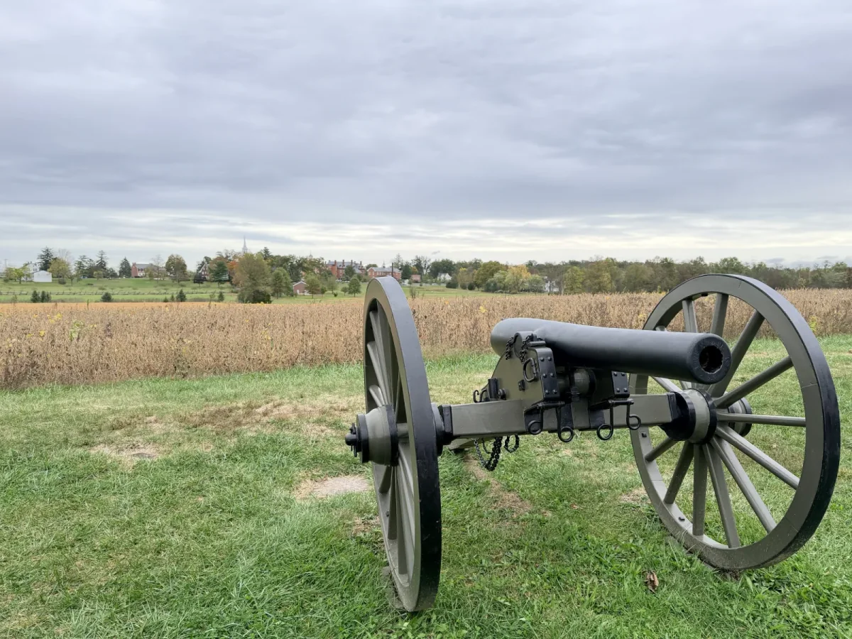 Historische Kanone vor Feldern und Zäunen auf dem Schlachtfeld von Gettysburg