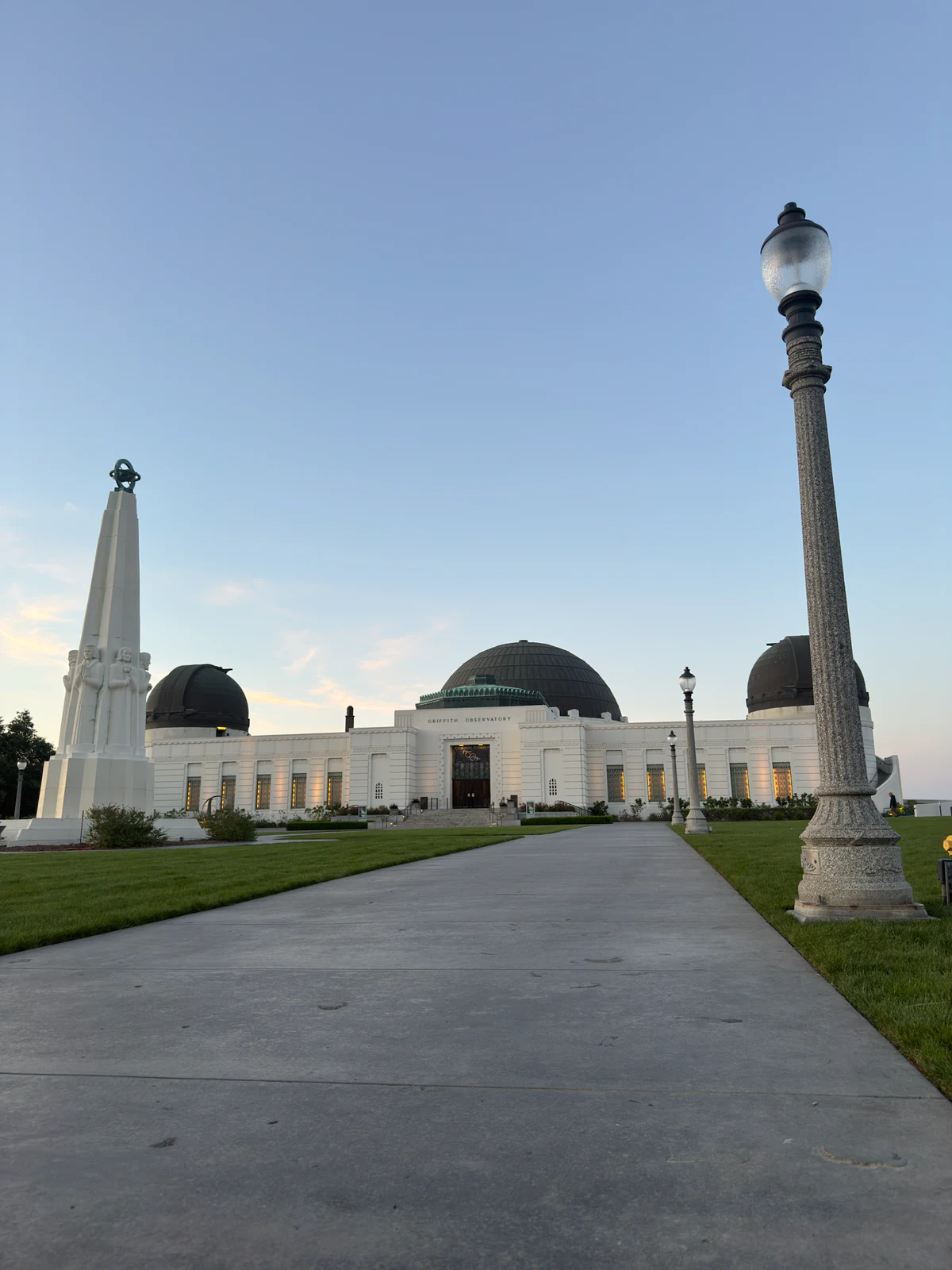Außenansicht des Griffith Observatory im frühen Morgenlicht