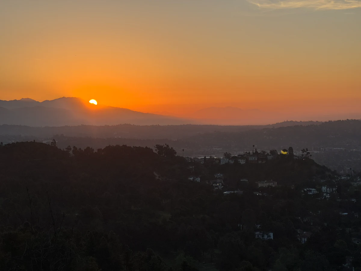 Sonne über den Hügeln und Stadtvierteln von Los Angeles am frühen Morgen