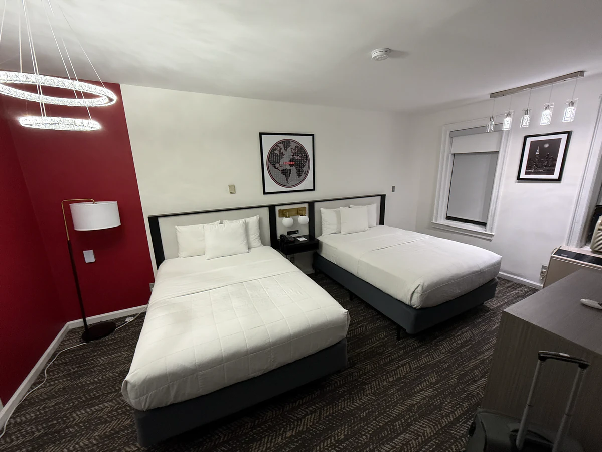 Zwei Betten im selbst genutzten Hotelzimmer des Ramada by Wyndham Jersey City